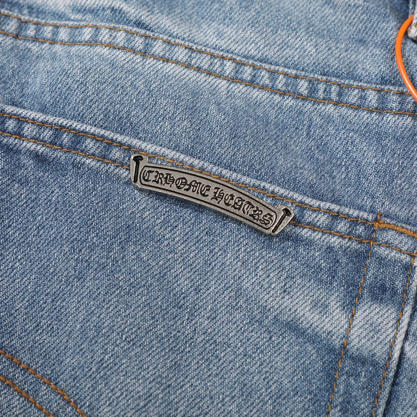 P280 Chrome Hearts blue denim with red black panther pattern multi-leather jeans. CH jeans need to be washed and then disassembled and hand-stitched with sheepskin cross leather and then spliced ​​to complete. The whole piece has too many craftsmanship to explain. The patchwork cross pattern is embellished, and the high-waisted washed jeans! ! Absolutely high-end luxury products, god-level single products and super popular products, made with top heavy industry, a must-see magic weapon. Customized hardware. The fabric is thick and soft after washing. It has good breathability. Customized small leather label. Unique design. The details are simple and elegant, and the workmanship is exquisite. The entire trousers are neatly routed and the details are in place! It’s so cool that both men and women can easily control the genderless trend! Color: Blue Size: 28 30 32 34 36